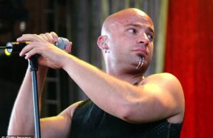 O vocalista perturbado David Draiman é vaiado quando ele joga um site de apoio no final do final de Ozzy Osbourne – no meio do Rock Singers, apoio contínuo a Israel em guerra contra o Hamas A banda do rock perturbou o vocalista David Draiman foi vaiado enquanto tocava um site de apoio no último show ao vivo de Ozzy Osbourne e Black Sabbath. Imagem: David Draiman de Disturbed ocorre durante o Ozzfest 2003