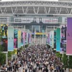 Wembley Way está cheio de fãs do Oasis hoje antes do retorno triunfante da banda para Londres