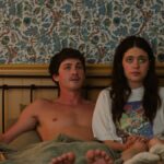 Geraldine Viswanathan como Max e John Reynolds em Kenny