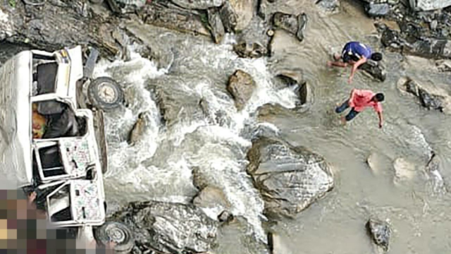 Oito pessoas foram mortas, 5 pessoas como as piscinas do jipe no utararun

