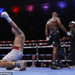 Oleksandr Usyk (à esquerda) venceu Daniel Dubois em seu Omatch no Wembley Stadium no sábado