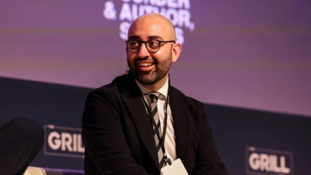 Oliver Darci expande o status do boletim informativo com o podcast de vídeo 'Power Lines'

