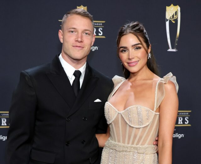 Olivia Culpo e Christian McCaffrey recebem 1º bebê em frente ao campo de treinamento

