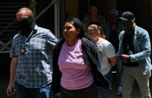 Opinião: As autoridades de aplicação da lei mascaradas prejudicam a segurança pública e as normas democráticas Opinião: As autoridades de aplicação da lei mascaradas prejudicam a segurança pública e as normas democráticas