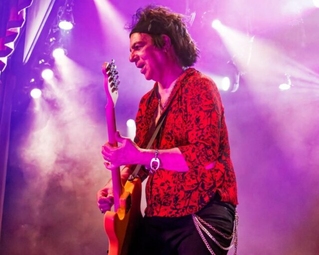 Os Stones, Beatles têm um tiroteio musical neste show Rocktastic

