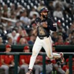 Amed Rosario, no Washington Nationals, um golpe Jacob Young do Cincinnati Reds Graham Ashcraft Broom durante o sexto jogo de beisebol em Washington, segunda -feira, 21 de julho de 2025.