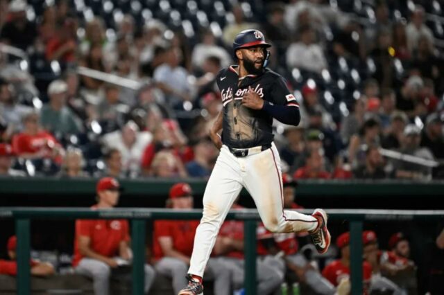 Amed Rosario, no Washington Nationals, um golpe Jacob Young do Cincinnati Reds Graham Ashcraft Broom durante o sexto jogo de beisebol em Washington, segunda -feira, 21 de julho de 2025.
