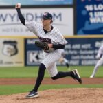 Cam Schlittler #76 de New York Yankees joga o campo durante a terceira rodada da partida de treinamento da primavera contra o Pittsburgh Pirates no Lecom Park em 11 de março de 2025 em Bradenton, Flórida.