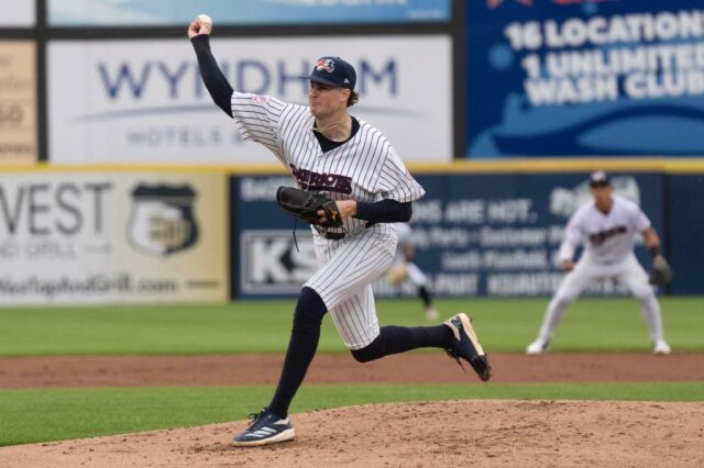Cam Schlittler #76 de New York Yankees joga o campo durante a terceira rodada da partida de treinamento da primavera contra o Pittsburgh Pirates no Lecom Park em 11 de março de 2025 em Bradenton, Flórida.