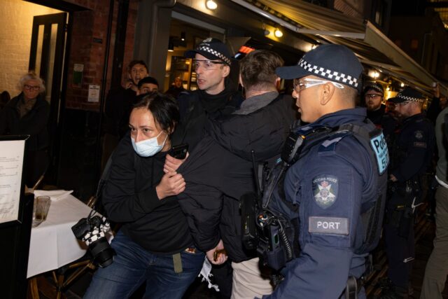 Os atacantes anti -semíticos se concentram à força na sinagoga, o restaurante israelense na Austrália


