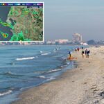 Pessoas caminhando pela praia em St. Pete Beach, na Flórida.