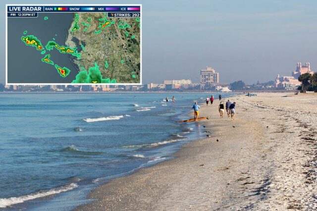 Pessoas caminhando pela praia em St. Pete Beach, na Flórida.