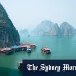 Os trabalhadores de resgate procuram o resto depois que o barco turístico empatou em Ha Long Bay, Vietnã.