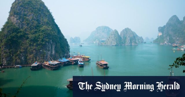 Os trabalhadores de resgate procuram o resto depois que o barco turístico empatou em Ha Long Bay, Vietnã.