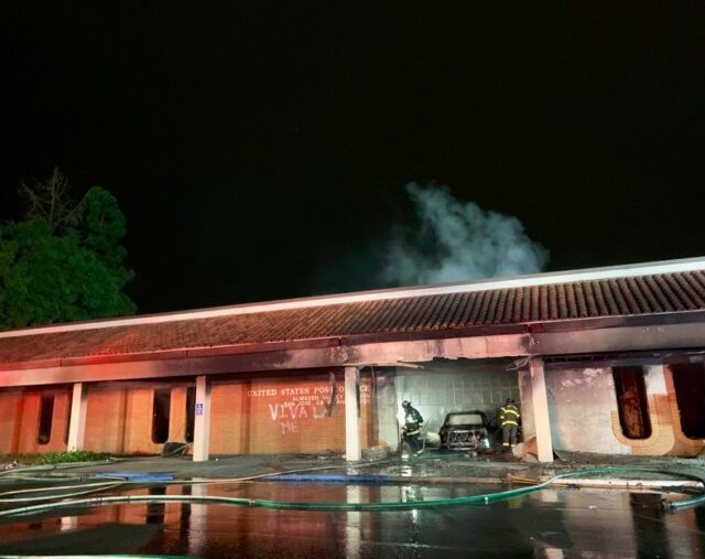 Os bombeiros acionados em uma agência postal de San Jose Blaze no início do domingo

