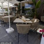 Bares, restaurantes e lojas foram abandonados quando os turistas estão longe de destinos turísticos protestando contra turistas