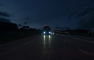 Os caminhões autônomos de Aurora estão agora dirigindo à noite. O próximo grande desafio é a chuva. Aurora Driver Night