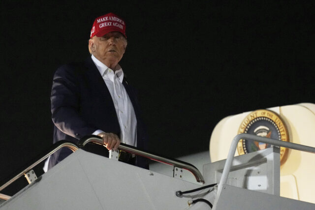 Os carrinhos de combate interceptam os planos de Trump sem área de voo

