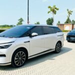 Os carros elétricos xpeng começam a se reunir em Purwakarta