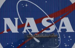 Os cortes da NASA de Trump “colocam em risco a segurança humana”, dizem centenas de funcionários em carta Um homem de terno com cabelos grisalhos de lado
