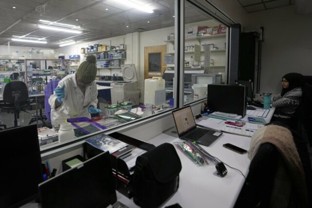 Os cortes de apoio dos EUA impedem a pesquisa de vacinas contra o HIV na África do Sul, com influência global