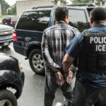 Os democratas da Mariland se sentam no palco depois de negar a entrada do Baltimore of the Ice Centro