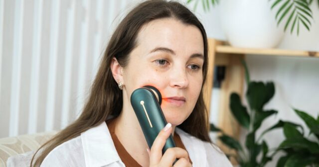 Os especialistas em cuidados com a pele adoram este dispositivo facial em casa e são quase 50% desconto para o dia do primo

