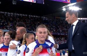 Os fãs da Leoa descobrem as primeiras palavras engraçadas “Legend” Chloe Kelly grita depois de ser parabenizada pelo príncipe William quando ela voltar para casa para um herói bem -vindo Os fãs de futebol chamaram a leoa Chloe Kelly de