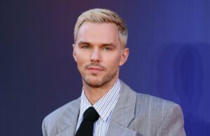Os fãs de Nicholas Hault ficam loucos enquanto estream os novos cabelos loiros: fotos GetTyimages-2223434148 Nicholas Hoult