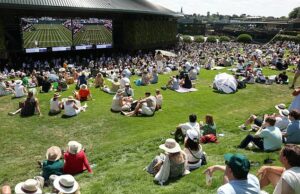 Os fãs de Wimbledon revelam custos surpreendentes para morangos em quadra e creme e doces no SW19 – com preços em 42% em apenas quatro anos! Os fãs sentados na colina em Wimbledon terão que garra para a confeitaria no torneio