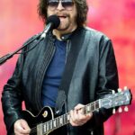 Cantor, multi -instrumentista e produtor de discos Jeff Lynne, mais conhecido por seu trabalho com a Electric Light Orchestra (ELO)