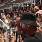 Os fãs emocionais do Oasis não conseguiram segurar suas lágrimas porque finalmente testemunharam Noel e Liam Gallagher se reuniram no palco pela primeira vez em 16 anos