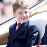 O príncipe Louis, o animado terceiro filho do príncipe e princesa de Gales, é retratado que pisca um sorriso sob a cor da tropa em 14 de junho