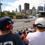 Os fãs voltaram após a mensagem 'Rough' para a colunista de Chicago NASCAR