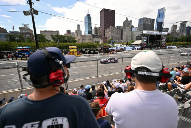 Os fãs voltaram após a mensagem 'Rough' para a colunista de Chicago NASCAR

