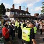 Manifestantes e testes de oposição fora do Bell Hotel em Epping, Essex depois que um homem foi acusado de uma série de abuso sexual
