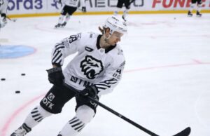Os ilhéus assinam a estrela do KHL Maxim Shabanov no último balanço livre da agência Maxim Shabanov (49) visto em ação durante a Liga de Hóquei CTINENTAL, a temporada regular KHL 2023 - 2024 entre Sain Saint St. Petersburg e o trator de Chelyabinsk no Palácio de Esportes de Gelo.