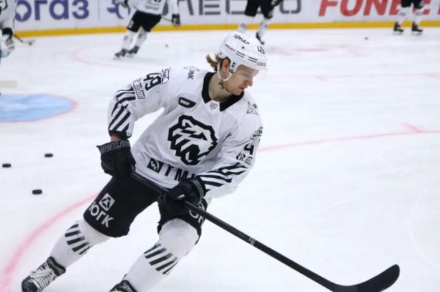 Maxim Shabanov (49) visto em ação durante a Liga de Hóquei CTINENTAL, a temporada regular KHL 2023 - 2024 entre Sain Saint St. Petersburg e o trator de Chelyabinsk no Palácio de Esportes de Gelo. 