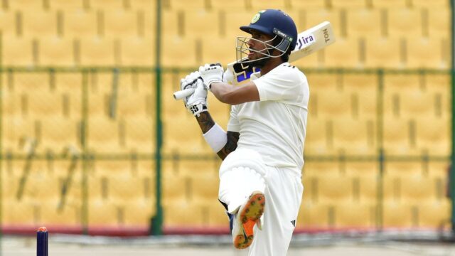 Os índios no campeonato do condado: Tilak Varma celebra cem por Hampshire contra Nottinghamshir


