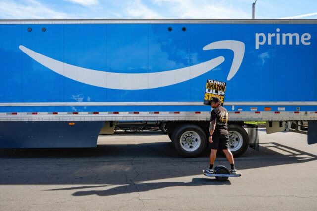 Os investidores da Amazon estão procurando sinais de ordens de IA, com as ações sendo atrasadas

