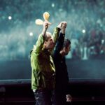 Liam e Noel Gallagher seguraram a mão quando subiram ao palco no Estádio do Principado de Cardiff para a noite duas da turnê Oasis no sábado, antes de revelar
