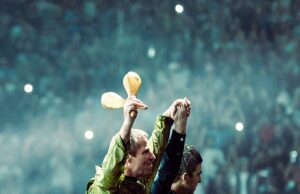 Os irmãos Gallagher Reunited mantêm a mão na exibição do dispositivo enquanto eles levam à noite da noite da duas noasis e compartilham “Real Motivo” para sua longa reunião após 16 anos Liam e Noel Gallagher seguraram a mão quando subiram ao palco no Estádio do Principado de Cardiff para a noite duas da turnê Oasis no sábado, antes de revelar