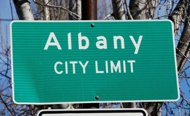 Os líderes de Albany olham para as medidas de estabilização do orçamento porque a renda é muito curta

