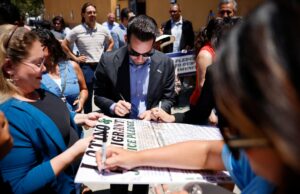 Os líderes latinos do condado de Santa Clara se comprometeram a proteger a comunidade de imigrantes O prefeito de Morgan Hill pro tem yvonne martinez beltrán fala em ...