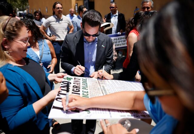 O prefeito de Morgan Hill pro tem yvonne martinez beltrán fala em ...