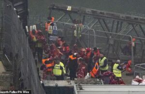 Os migrantes atravessam o canal para o Reino Unido “é 24 vezes mais chances de ir para a cadeia do que Briter” Os migrantes de canal têm 24 vezes mais chances de estar na prisão do que Briter, revelou a análise do Partido Conservador (Figura: Migrantes em Dover na quarta -feira)