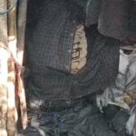 Os moradores de Kebon Jeruk estão agitados pela descoberta do corpo de um homem podre em uma cabana