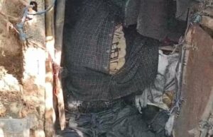 Os moradores de Kebon Jeruk estão agitados pela descoberta do corpo de um homem podre em uma cabana Os moradores de Kebon Jeruk estão agitados pela descoberta do corpo de um homem podre em uma cabana