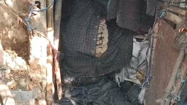 Os moradores de Kebon Jeruk estão agitados pela descoberta do corpo de um homem podre em uma cabana


