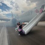 O vídeo publicado on -line mostrou todos os 173 passageiros e seis tripulantes que frustrantes saíram do avião em uma foto quando a fumaça rolou sob a aeronave.